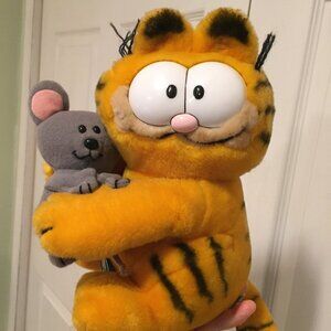 Vintage Dakin Garfield Cat Plush Holding Squeaker Mouse 10" w/Tag